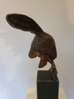 Le songeur-de mijmeraar is een bronzen portret van een haas | bronzen beelden en tuinbeelden, figurative bronze sculptures van Jeanette Jansen |